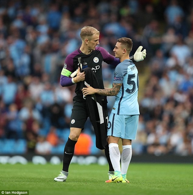 Lý do hài hước khiến sao Man City suýt bị đối thủ hôn môi - Ảnh 2.