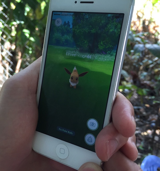 Mải &ldquo;săn&rdquo; Pokemon, 3 c&ocirc; g&aacute;i qu&ecirc;n trả tiền cơm - Ảnh 1.