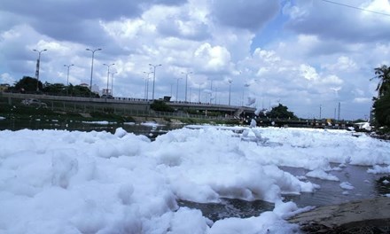 “Tuyết” nổi trắng kênh Lò Gốm ở Sài Gòn - Ảnh 1.