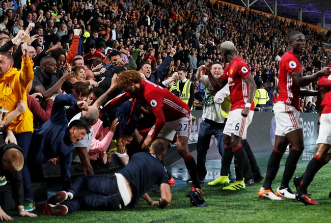Hành động ấm áp tình người của Fellaini trong vụ CĐV Man Utd giẫm đạp ăn mừng bàn thắng của Rashford - Ảnh 4.