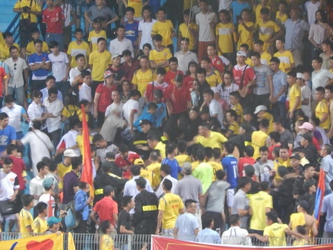 Thua trong trận play-off, CĐV Nam Định chửi trọng t&agrave;i, x&ocirc; x&aacute;t với lực lượng an ninh - Ảnh 1.