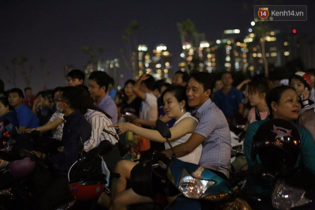 Người Sài Gòn đổ về trung tâm thành phố xem pháo hoa mừng Quốc khánh 2/9 - Ảnh 15.