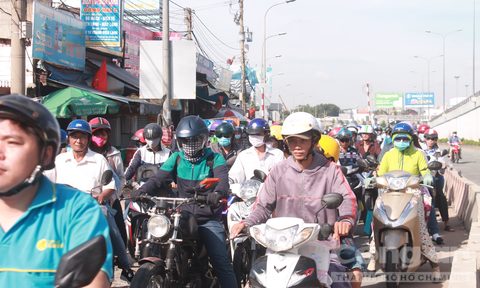 Ngã tư Vũng Tàu kẹt cứng người đổ đi chơi lễ - Ảnh 1.