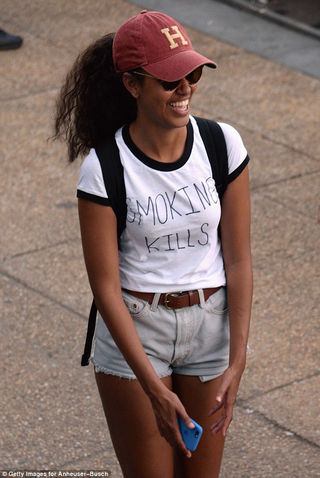 Malia Obama xuất hiện tại sự kiện sau scandal với chiếc &aacute;o mang d&ograve;ng chữ h&uacute;t thuốc l&aacute; sẽ giết bạn - Ảnh 1.