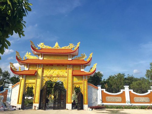 Th&uacute;y Nga lần đầu khoe Nh&agrave; thờ Tổ trăm tỉ của Ho&agrave;i Linh - Ảnh 1.