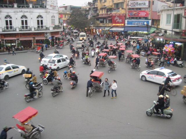 Nhà báo Mỹ vừa đến thăm Việt Nam kết luận xe tự lái dù hiện đại đến mấy cũng không có đất sống ở đây - Ảnh 1.