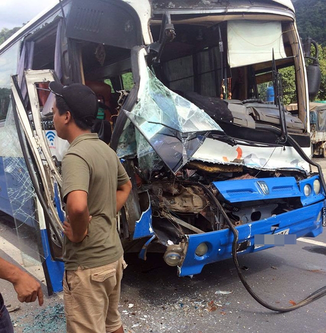 Xe tải dìu xe khách mất phanh lao đèo Bảo Lộc thoát tai nạn thảm khốc - Ảnh 1.