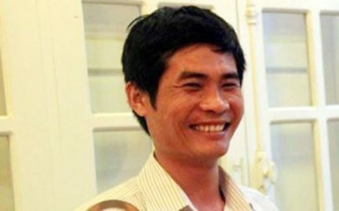 Tài xế Phan Văn Bắc chia tiền thưởng cho tài xế xe khách - Ảnh 1.