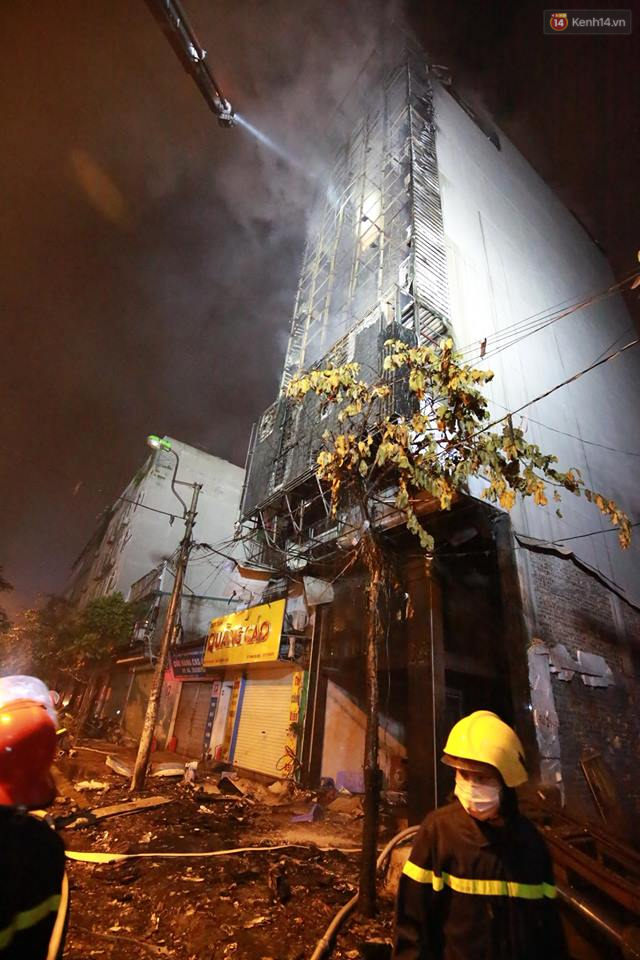 Hà Nội: Cháy lớn tại quán karaoke ở Nguyễn Khang, điều xe vòi rồng đến dập lửa - Ảnh 14.