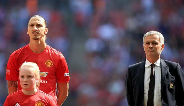 Mourinho đã h&ecirc;́t bài, Ibrahimovic là v&acirc;́n đ&ecirc;̀ của MU - Ảnh 1.
