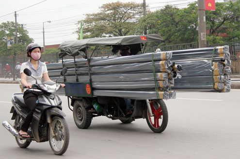 Sau vụ bé trai tử vong, người dân càng lo sợ những thanh thép, miếng tôn ngông nghênh ngoài đường - Ảnh 2.