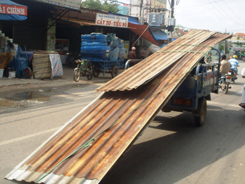 Sau vụ bé trai tử vong, người dân càng lo sợ những thanh thép, miếng tôn ngông nghênh ngoài đường - Ảnh 3.