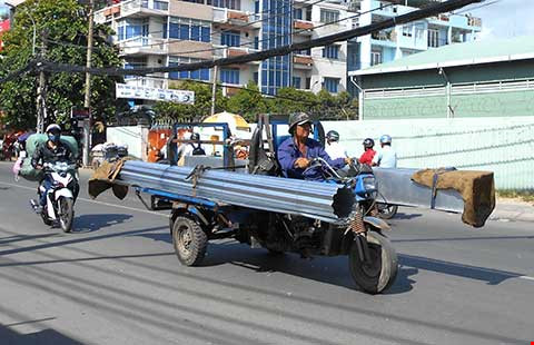 Sau vụ bé trai tử vong, người dân càng lo sợ những thanh thép, miếng tôn ngông nghênh ngoài đường - Ảnh 4.