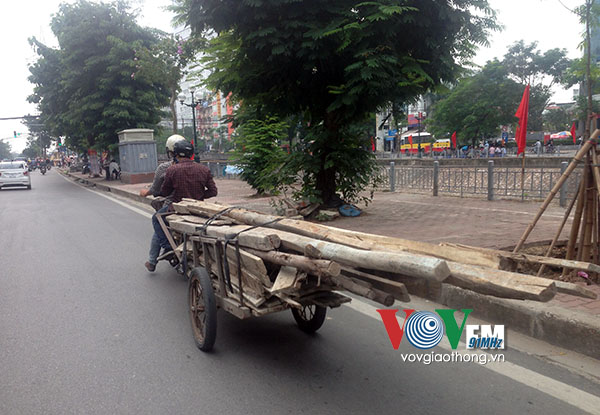 Sau vụ bé trai tử vong, người dân càng lo sợ những thanh thép, miếng tôn ngông nghênh ngoài đường - Ảnh 16.