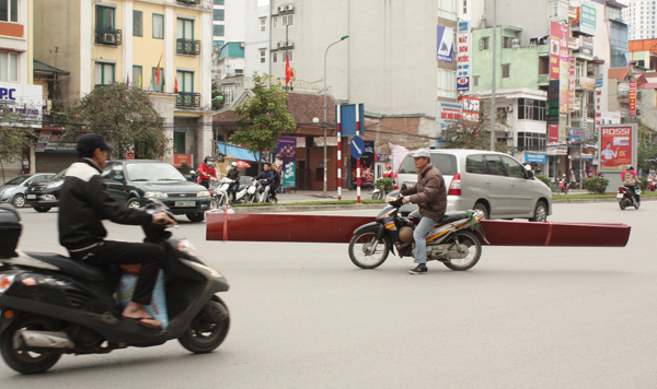 Sau vụ bé trai tử vong, người dân càng lo sợ những thanh thép, miếng tôn ngông nghênh ngoài đường - Ảnh 15.