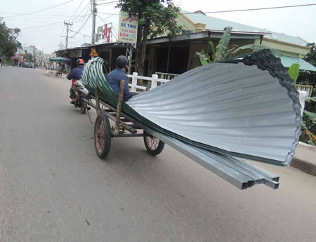 Sau vụ bé trai tử vong, người dân càng lo sợ những thanh thép, miếng tôn ngông nghênh ngoài đường - Ảnh 11.