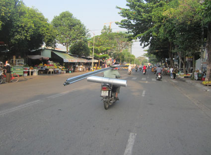 Sau vụ bé trai tử vong, người dân càng lo sợ những thanh thép, miếng tôn ngông nghênh ngoài đường - Ảnh 13.