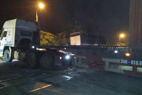 Nhân viên gác chắn cứu hai đoàn tàu khách thoát va chạm container - Ảnh 1.
