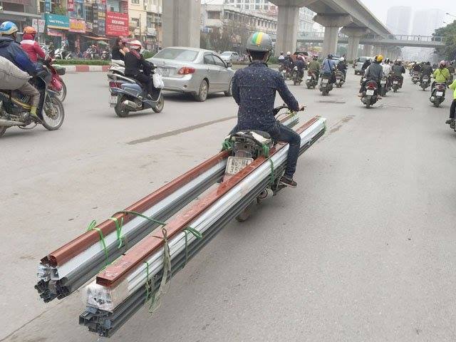 Sau vụ bé trai tử vong, người dân càng lo sợ những thanh thép, miếng tôn ngông nghênh ngoài đường - Ảnh 8.