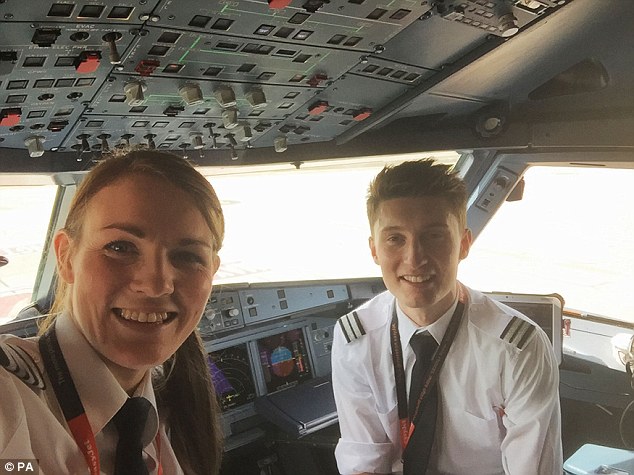 Nữ cơ trưởng trẻ nhất thế giới cùng phi công trẻ nhất nước Anh: cặp con nhà người ta đình đám London - Ảnh 1.