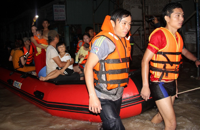 Cứu nạn và sơ tán người dân khỏi vùng ngập lụt do mưa lớn - Ảnh 1.