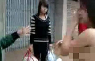 Xôn xao clip cô gái bị đánh ghen, lột đồ ở Phố Nối - Hưng Yên - Ảnh 4.