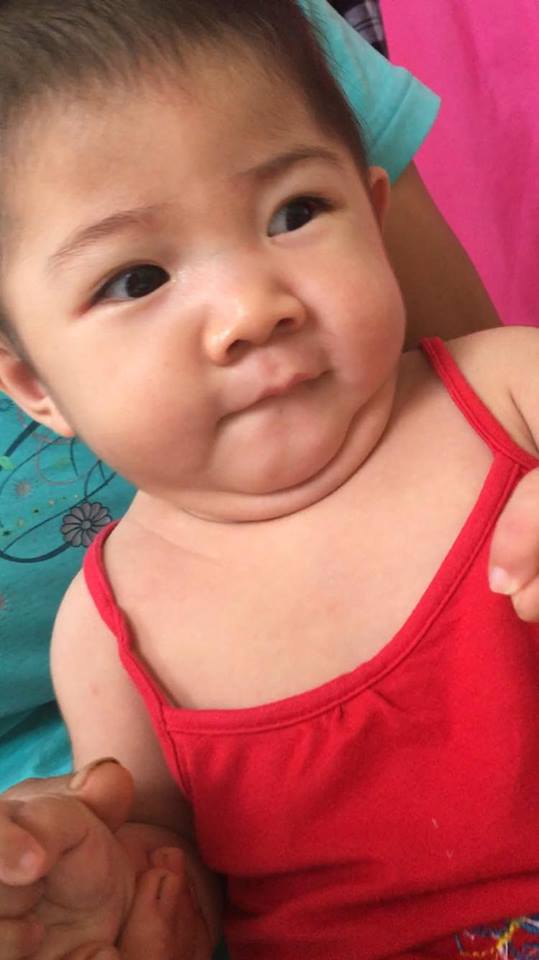 Hình ảnh mới của bé gái Lào Cai 14 tháng tuổi nặng 3,5kg sau hơn 3 tháng được mẹ nuôi chăm sóc - Ảnh 1.
