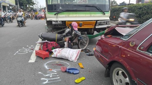 Cứu cô gái bị kẹt cứng giữa xe buýt và ô tô 4 chỗ - Ảnh 1.