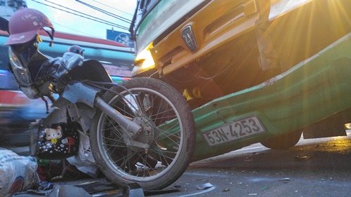 Cứu cô gái bị kẹt cứng giữa xe buýt và ô tô 4 chỗ - Ảnh 2.