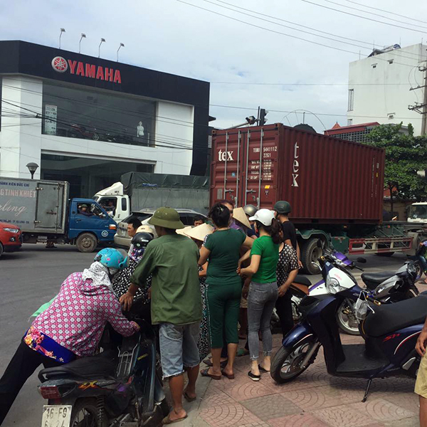 Đi mời cưới cho con, hai vợ chồng chết thảm dưới b&aacute;nh container - Ảnh 2.