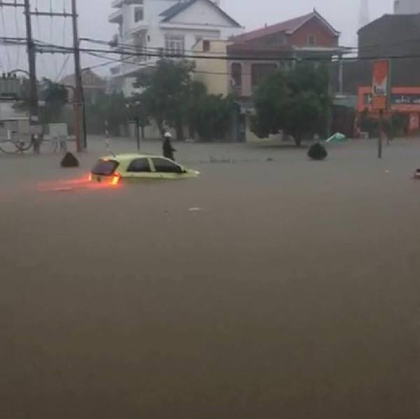 Clip: Hàng loạt ô tô chìm giữa biển nước trong trận mưa lớn ở Quảng Bình - Ảnh 7.