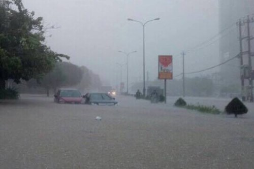 Quảng Bình: 8 người chết và mất tích, gần 27.000 hộ dân bị ngập do mưa lũ - Ảnh 1.