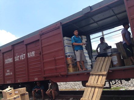 Đường sắt vận chuyển miễn phí hàng hóa cứu trợ cho người dân miền Trung - Ảnh 1.