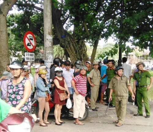 Mẹ khóc vật vã trước thi thể con trai sau 2 ngày mất tích - Ảnh 1.