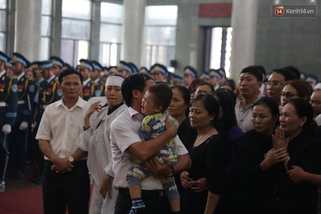 Người thân khóc nghẹn trong lễ tang các chiến sĩ phi công - Ảnh 19.