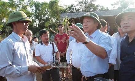Bộ trưởng Trương Minh Tuấn trao 100 tấn gạo, hơn 1 tỷ đồng cho người dân vùng lũ - Ảnh 1.