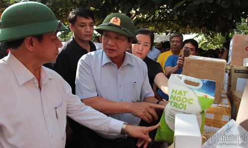 Bộ trưởng Trương Minh Tuấn trao 100 tấn gạo, hơn 1 tỷ đồng cho người dân vùng lũ - Ảnh 2.