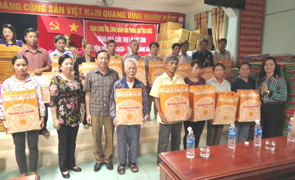 Cảm động với hình ảnh phu nhân Chủ tịch nước đến với bà con vùng lũ - Ảnh 3.