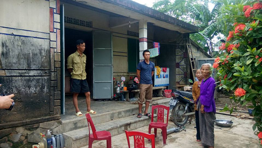 Đoàn cứu trợ ra khỏi nhà dân, thôn đến thu lại tiền hỗ trợ - Ảnh 2.