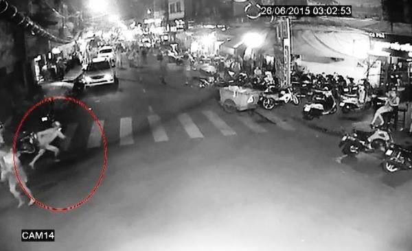 Một nữ du kh&aacute;ch H&agrave;n Quốc bị cướp giật t&uacute;i x&aacute;ch giữa trung t&acirc;m S&agrave;i G&ograve;n - Ảnh 1.
