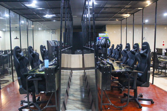 Tới thăm phòng máy chơi game cho các cặp đôi đầu tiên ở Hải Phòng - Ảnh 2.