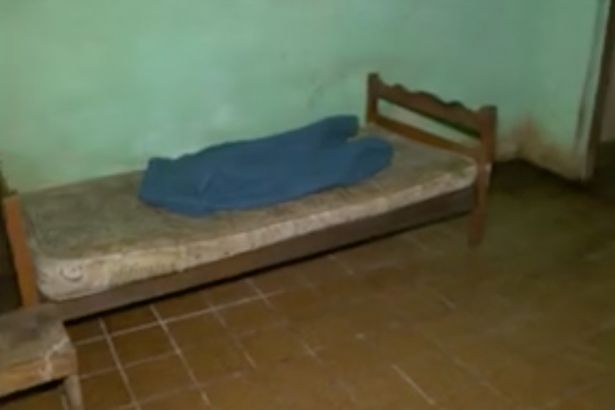 Chàng trai bị cha ruột và mẹ kế nhốt dưới tầng hầm suốt 20 năm - Ảnh 2.
