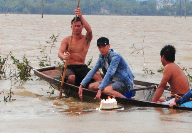 Học sinh thả b&aacute;nh sinh nhật xuống d&ograve;ng nước lũ để t&igrave;m bạn mất t&iacute;ch - Ảnh 1.