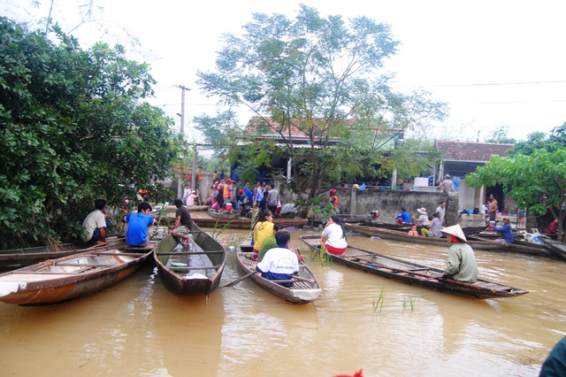 Học sinh thả b&aacute;nh sinh nhật xuống d&ograve;ng nước lũ để t&igrave;m bạn mất t&iacute;ch - Ảnh 2.