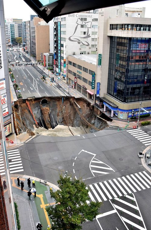 Hố tử thần khổng lồ tách đôi đường phố Nhật Bản - Ảnh 1.