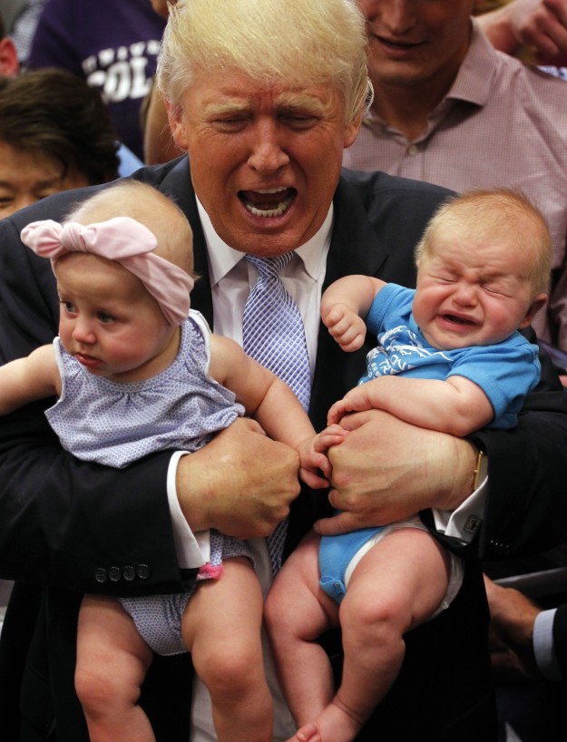 Khoảnh khắc hóm hỉnh khi Tổng thống Barack Obama và Donald Trump chơi với trẻ nhỏ - Ảnh 1.