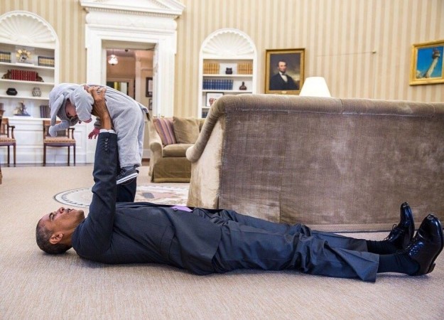 Khoảnh khắc hóm hỉnh khi Tổng thống Barack Obama và Donald Trump chơi với trẻ nhỏ - Ảnh 3.
