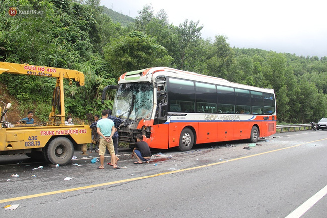 Tai nạn liên hoàn trên đường dẫn hầm Hải Vân khiến 5 ô tô hư hỏng nặng - Ảnh 2.
