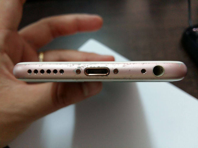 iPhone 7 cũng bị tróc sơn chẳng khác gì iPhone 6s: Chất lượng gia công của Apple ngày càng tệ? - Ảnh 2.