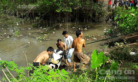 Người đ&agrave;n &ocirc;ng chết dưới k&ecirc;nh nghi bị cẩu tặc bắn - Ảnh 1.